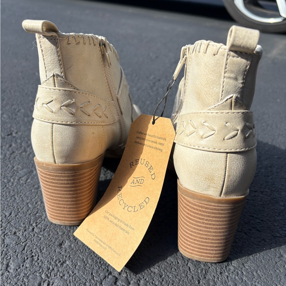 New with tags Frye Women's Cream Ankle Booties. Size 7.5 wide - Picture 3 of 8